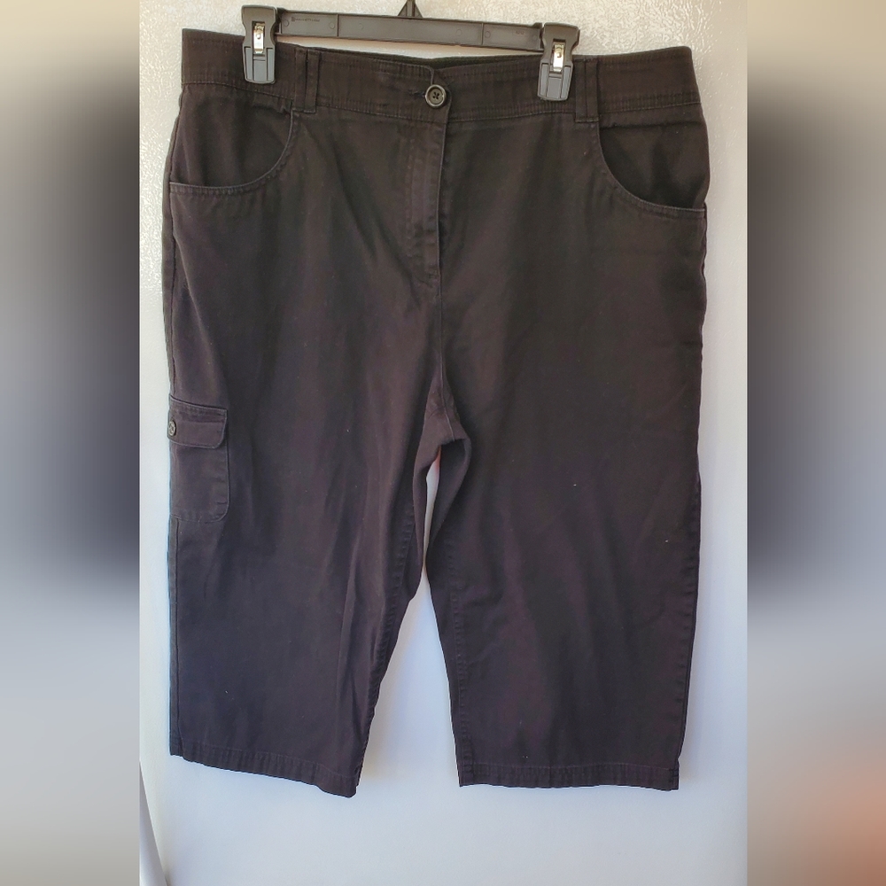 Counterparts capris. Black. Size 18